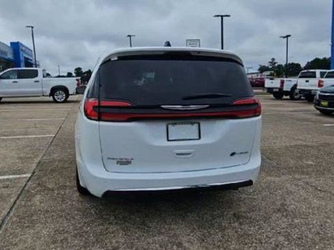 Used 2023 Chrysler Pacifica Touring-L FWD image 7