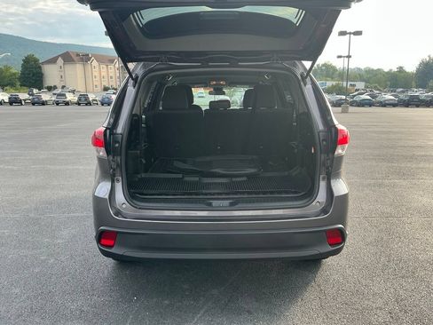 Used 2019 Toyota Highlander LE AWD/4WD image 9