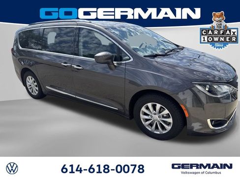 Used 2018 Chrysler Pacifica Touring-L FWD image 3