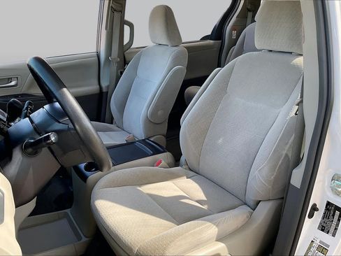 Used 2015 Toyota Sienna LE FWD image 7