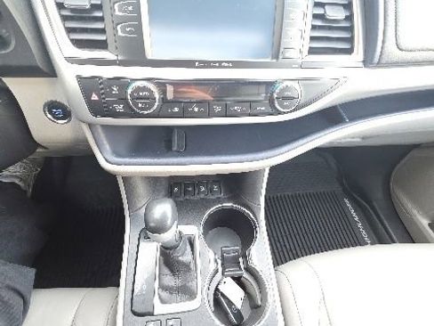 Used 2017 Toyota Highlander XLE AWD/4WD image 10