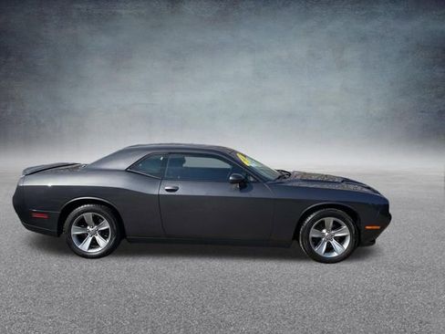 Used 2018 Dodge Challenger SXT image 5