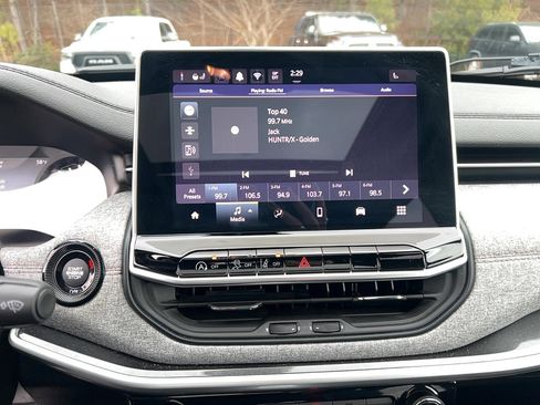 Used 2024 Jeep Compass Latitude w/ Sun and Sound Group image 19