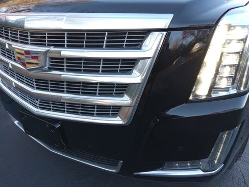 Used 2020 Cadillac Escalade Luxury w/ LPO, Radiant Package image 7