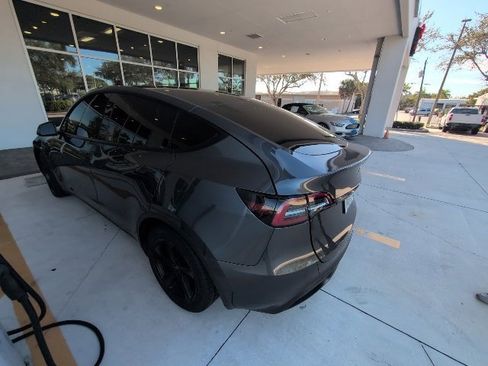 Used 2022 Tesla Model Y Long Range image 3