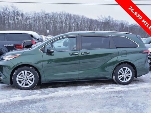 Used 2023 Toyota Sienna Platinum image 3