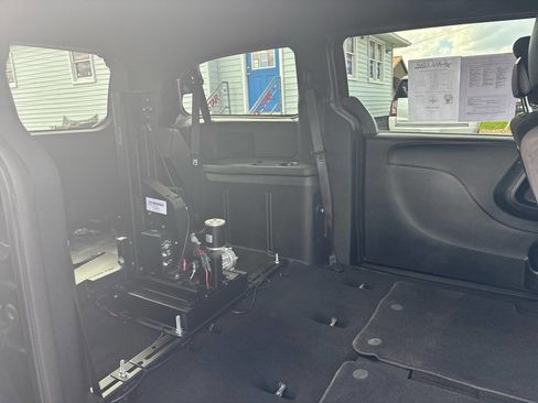 Used 2014 Dodge Grand Caravan SE FWD image 19