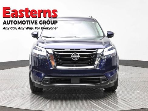 Used 2025 Nissan Pathfinder SV FWD image 2