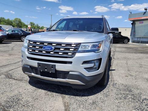 Used 2016 Ford Explorer XLT w/ Equipment Group 202A AWD/4WD image 8