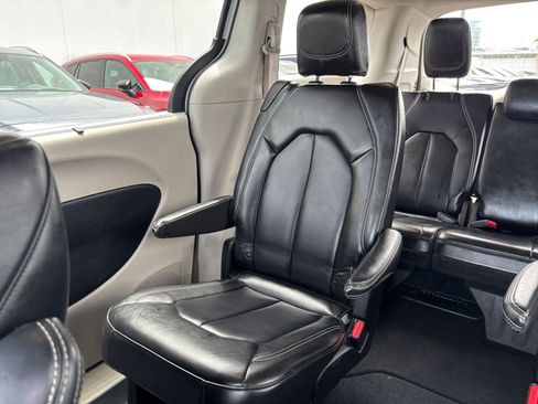 Used 2023 Chrysler Pacifica Touring-L FWD image 42