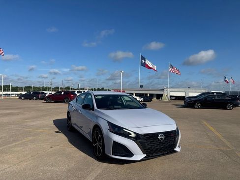 Certified 2025 Nissan Altima 2.5 SR FWD image 3