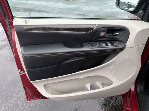 Used 2015 Chrysler Town & Country Touring-L w/ Driver Convenience Group image 3