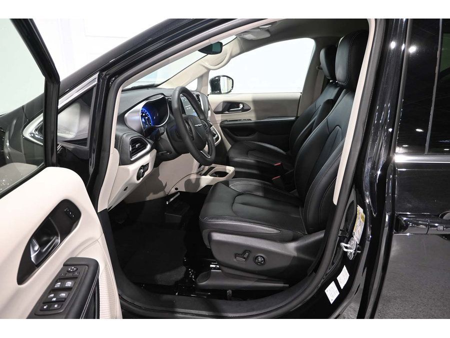 Used 2022 Chrysler Pacifica Touring-L FWD image 13