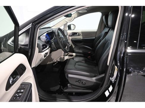 Used 2022 Chrysler Pacifica Touring-L FWD image 13
