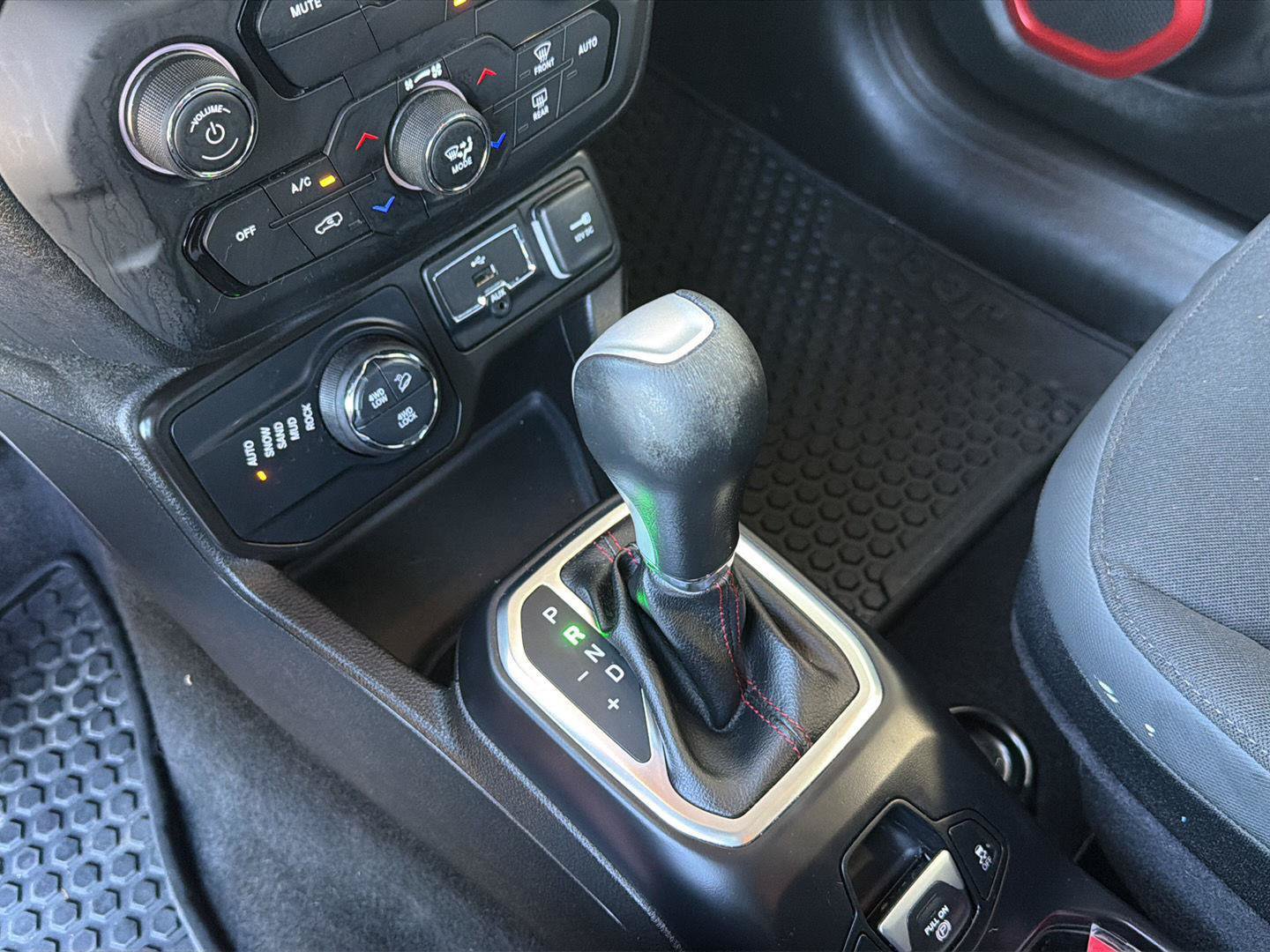 Used 2023 Jeep Renegade Trailhawk AWD/4WD image 28
