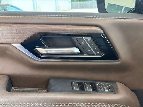 Used 2025 GMC Yukon Denali Ultimate w/ LPO, Floor Liner Package AWD/4WD image 12