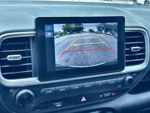 Used 2025 Hyundai Venue SE FWD image 19