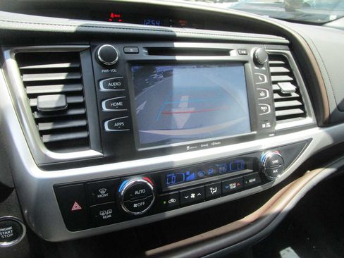 Used 2019 Toyota Highlander XLE AWD/4WD image 19