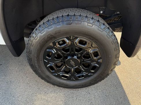 Used 2024 Chevrolet Silverado 2500 LTZ w/ LTZ Convenience Package image 9