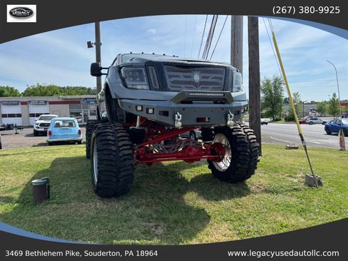 Used 2017 Nissan Titan SV AWD/4WD image 2