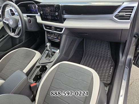 Certified 2025 Volkswagen Taos SE image 18