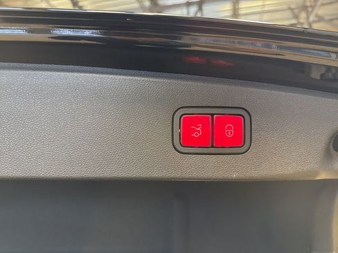 Used 2014 Mercedes-Benz E 350 4MATIC Sedan image 41