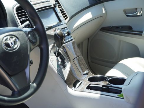 Used 2015 Toyota Venza LE FWD image 19