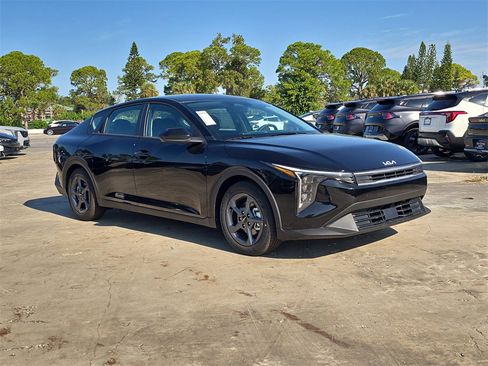 New 2025 Kia K4 LXS image 2