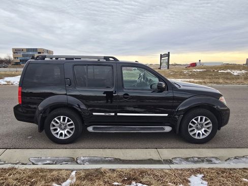 Used 2010 Nissan Pathfinder LE image 6