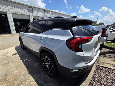 Used 2020 GMC Terrain SLT w/ Preferred Package FWD image 3