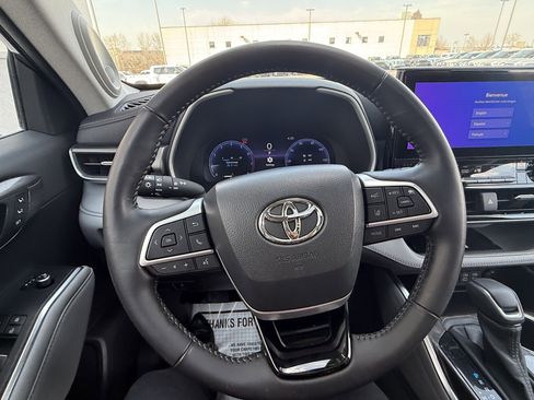 Used 2023 Toyota Highlander Limited image 9