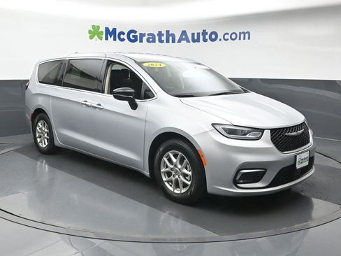 Used 2024 Chrysler Pacifica Touring-L image 2