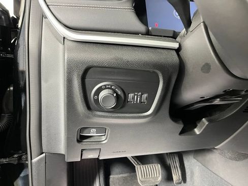 Used 2023 Jeep Grand Cherokee Laredo AWD/4WD image 18