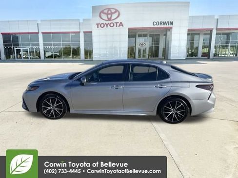Used 2023 Toyota Camry SE image 2