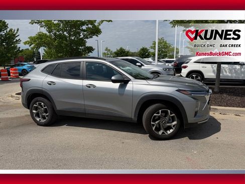 Used 2025 Chevrolet Trax LT FWD image 4