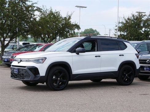 Certified 2025 Volkswagen Taos SE image 3