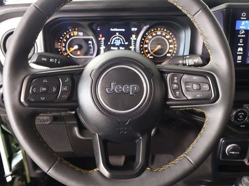 Used 2024 Jeep Gladiator Sport AWD/4WD image 3