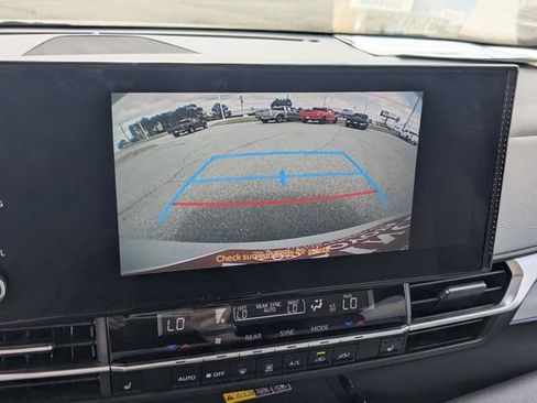 Used 2025 Toyota Sienna XLE FWD image 22