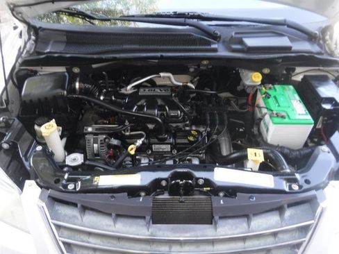 Used 2009 Chrysler Town & Country Touring image 18