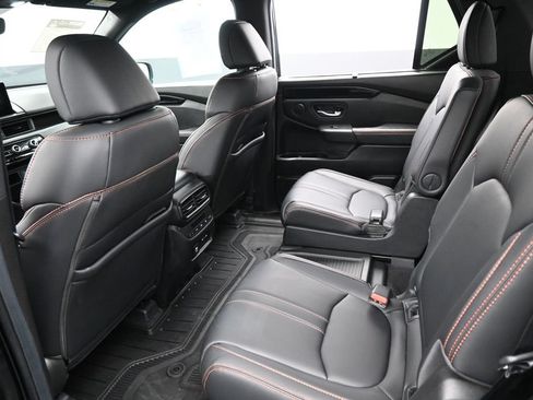 Used 2025 Honda Pilot TrailSport image 27