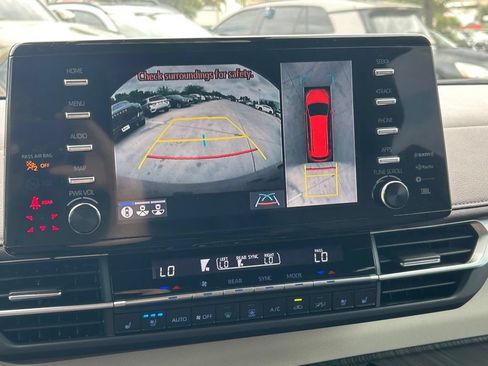 Used 2023 Toyota Sienna Platinum FWD image 39