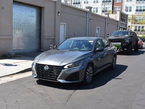Used 2025 Nissan Altima 2.5 SV FWD image 2