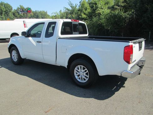 Used 2017 Nissan Frontier SV image 2