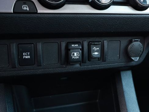 Used 2018 Toyota Tacoma SR5 RWD image 19