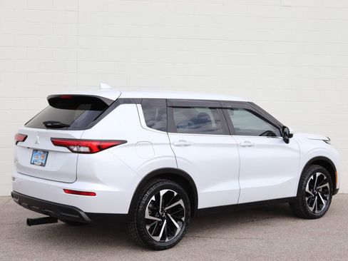 Used 2022 Mitsubishi Outlander ES image 2