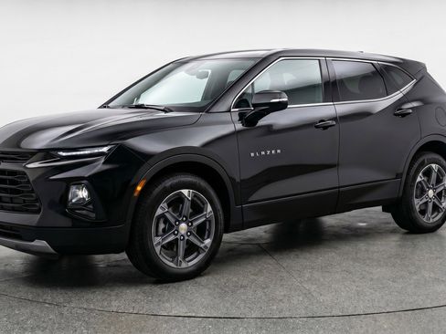 Used 2025 Chevrolet Blazer LT FWD image 3