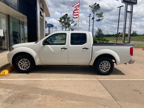 Used 2019 Nissan Frontier SV RWD image 2
