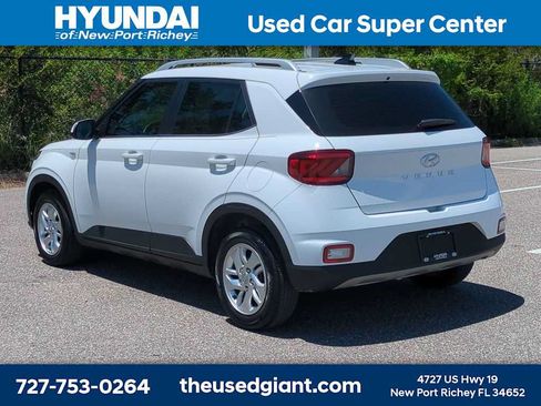Used 2020 Hyundai Venue SEL w/ Convenience Package FWD image 3