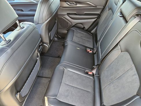 New 2025 Jeep Grand Cherokee Altitude image 24