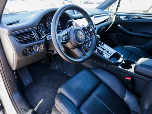 Certified 2025 Porsche Macan image 4